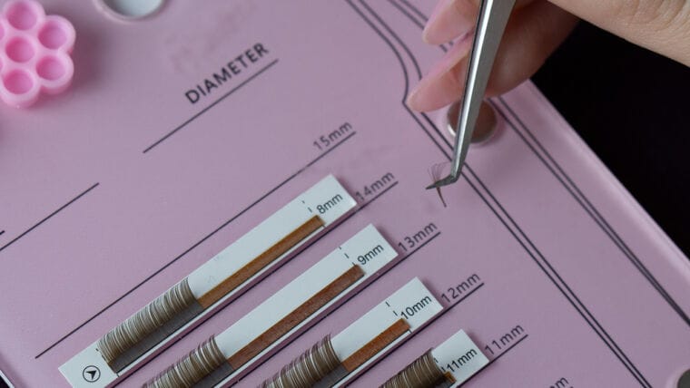 Lash artist aplicând extensii de gene cu atenție la detalii