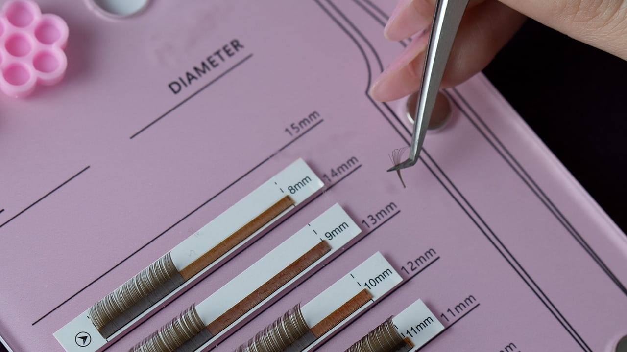 Lash artist aplicând extensii de gene cu atenție la detalii