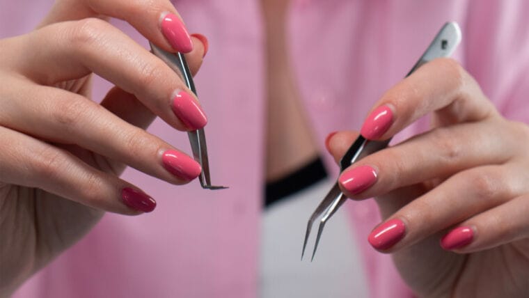 Lash artist în timpul unui curs de perfecționare, aplicând extensii de gene.